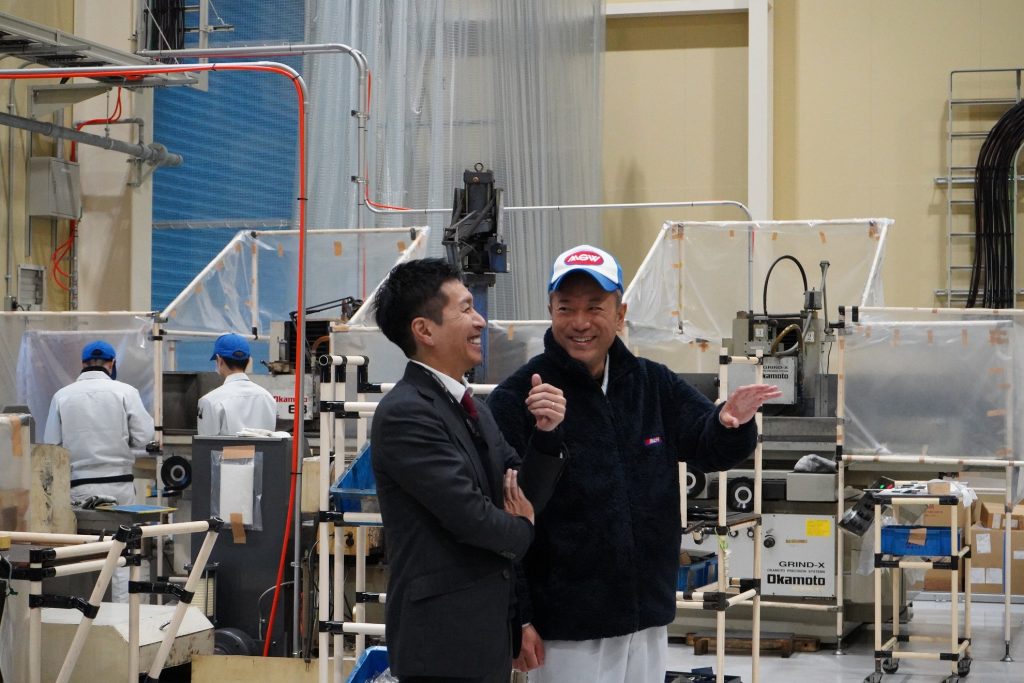 工場内で話す森川社長（右）と営業担当の植田さん（左）